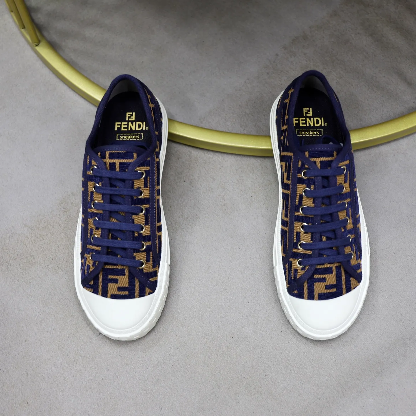 Factory price: 480 original order (couple model) Brand: FENDI Fendi 🙅‍♂️🙅‍♂️🙅‍♂️ Size: Female 35–40, Male 39-44 (45 can be customized) Grade: Official website genuine Material: Imported original LoGO fabric upper Original comfortable lining TPU wear-resistant lightweight outsole Style category: Loafers New trendy shoes Color: actual picture color
